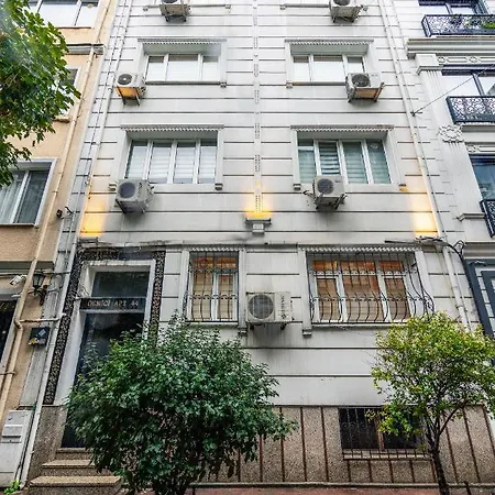 In The Center Of Taksim And Galataport 3 Bedrooms And 1 Living In *